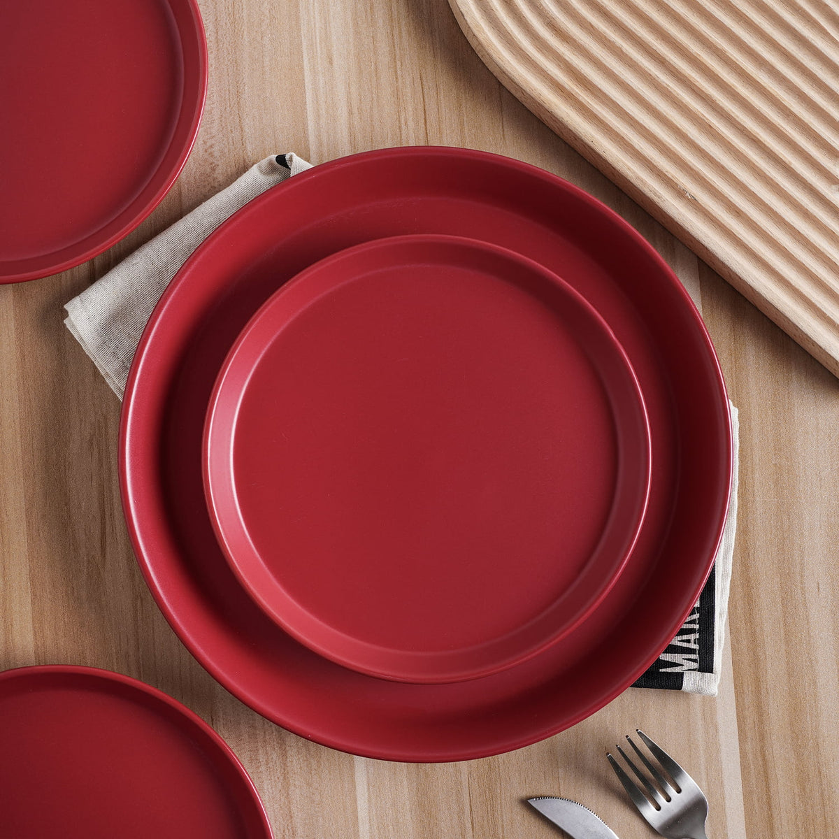 32-Piece Stoneware Dinnerware Set Red X798