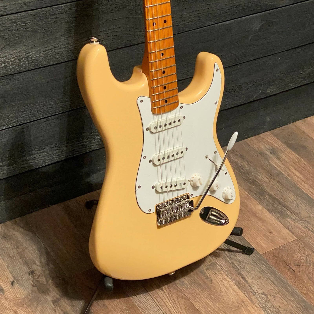 Vintage White Stratocaster Guitar N850026
